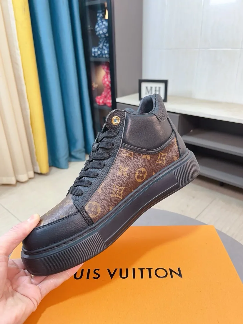 Ex-factory price 438🌹🌹【LOUIS VUITTON】Same style on Louis Vuitton* official website🚹Men's high-top casual shoes❤️Same style as popular celebrities and big names ~ Best-selling at home and abroad Lv focuses on the checkerboard series...Imported first-layer cowhide with special fabrics➕Full sheepskin lining➕Brand-specific hollow outsole💎Produced by OEM The highest version🔍🔍Number of codes: 38-44,